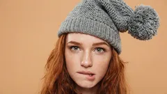 Hoe draag je zoiets nooit meer: 7 fouten bij het kiezen van hoeden waardoor zelfs een dure donsjas eruitziet alsof hij net gekocht is.