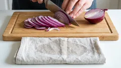 De truc met de natte handdoek waarmee je uien kunt snijden zonder tranen
