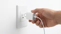 Moet ik mijn oplader uit het stopcontact halen? We zullen al je twijfels voor eens en altijd wegnemen.